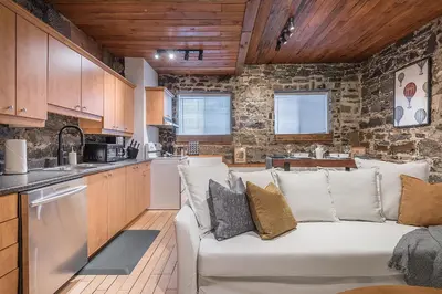 Gallery image of Vintage 3BR 2Bath - Golden Square Mile - Sleeps 8 in Montréal