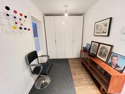 a living room with a desk and a chair at Appartement Mid Century 2 Chambres avec Jardin in Montréal