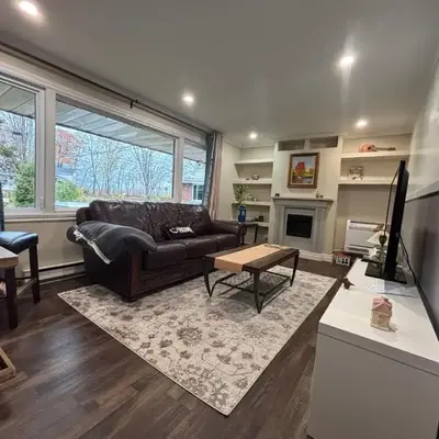 Entire floor in a Spacious bungalow ensuite close to beach and train