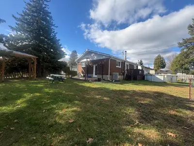 a house in a yard with a grass field at Escapade familiale à Longueuil in Longueuil
