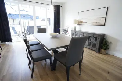 a dining room table and chairs in a living room at Loup in Magog-Orford