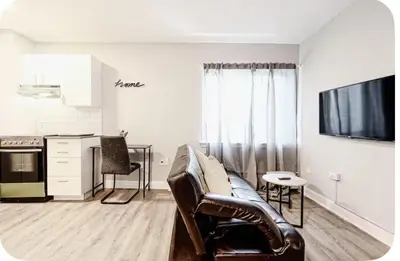 a living room with a couch and a kitchen at Charmant 1-chambre proche restaurants et attractions in Montréal