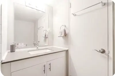a white bathroom with a sink and a mirror at Charmant 1-chambre proche restaurants et attractions in Montréal