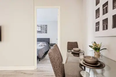 a living room with a table and chairs and a bed at Charmant 1-chambre proche restaurants et attractions in Montréal