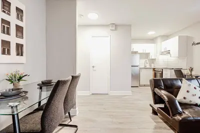 a living room with a table and chairs and a kitchen at Charmant 1-chambre proche restaurants et attractions in Montréal