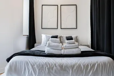 a bedroom with a bed with a pile of towels at Loft Spacieux Down Town in Montréal