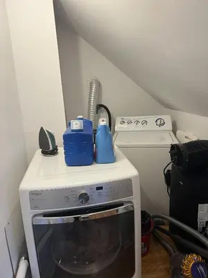a washer and dryer with a washing machine in a room at Montreal cozy entire apartment in Montréal