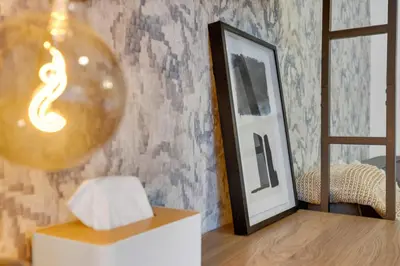 a mirror and a table with a lamp and a box at The Sherbrooke Suite 101 in Montréal