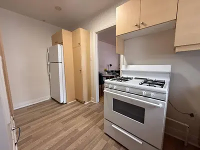 a kitchen with a white stove and a refrigerator at Delightful Style & Comfort in Montreal! Sleep 4! in Montréal
