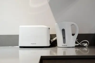a toaster and a toaster sitting on a counter at Confort et style en plein Montréal in Montréal