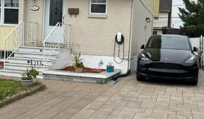 a car parked in a driveway in front of a house at Appartement Cool à Longueuil Plan A in Longueuil