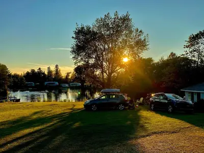 Gallery image of Petit chalet au bord du lac in Shefford