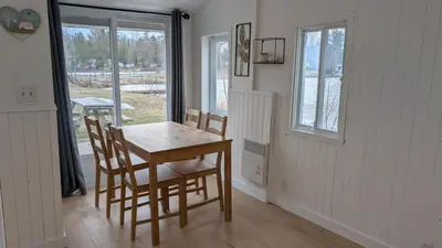 Gallery image of Petit chalet au bord du lac in Shefford