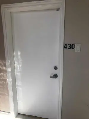 a white door with a speed limit sign on it at Le Loft des Milles-Îles in Laval