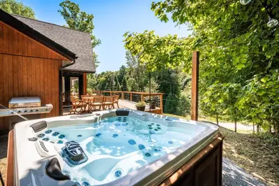 a hot tub in the backyard of a house at Chalet La Dinette in Stanbridge Station