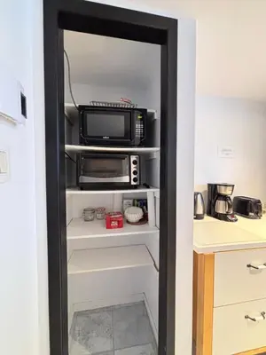 a kitchen with a microwave and a microwave oven at Charmant petit studio à 15 minutes de Montréal in Longueuil