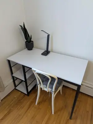 a white desk with a chair and a lamp at Belle chambre 2 pas Hôpital UQTR Services in Trois-Rivières