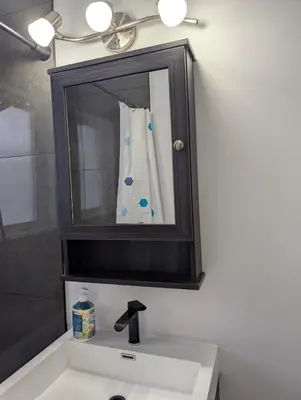 a bathroom with a sink and a mirror at Belle chambre 2 pas Hôpital UQTR Services in Trois-Rivières