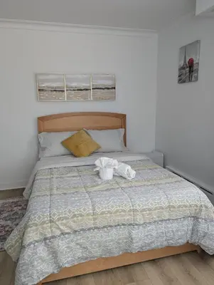 a bedroom with a bed with two towels on it at Chambre privée 5 min Université Hôpital in Trois-Rivières