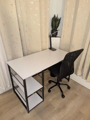 a white desk in a room with a black chair at Chambre privée 5 min Université Hôpital in Trois-Rivières