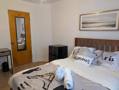a bedroom with a bed with a wooden head board at Chambre confortable 2 pas Hôpital Université Services in Trois-Rivières