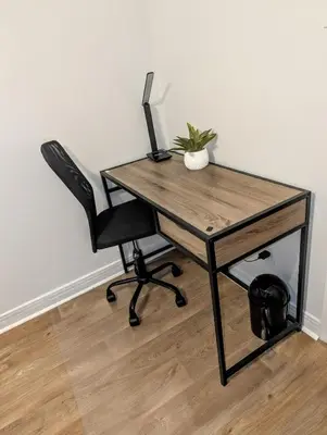 a desk with a chair and a computer on it at Chambre confortable 2 pas Hôpital Université Services in Trois-Rivières
