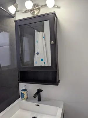 a bathroom with a sink and a mirror at Chambre confortable 2 pas Hôpital Université Services in Trois-Rivières