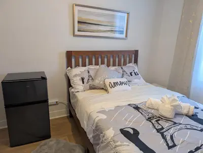 a bedroom with a bed with a wooden head board at Chambre confortable 2 pas Hôpital Université Services in Trois-Rivières