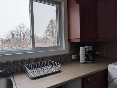 a kitchen counter with a sink and a window at Chambre confortable 2 pas Hôpital Université Services in Trois-Rivières