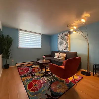 Free Parking! Fast Wifi! Comfortable Apt for Montreal Explorers & Adventure!