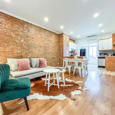 Upscale 2BR Retreat - Parking - 2 Queen Suites