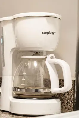 a white mixer sitting on top of a counter at Vivez la ville depuis le centre in Montréal