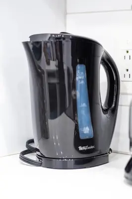 a black cup on a counter with a blue item in it at Confort moderne au cœur de Montréal in Montréal