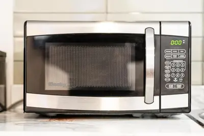 a microwave oven sitting on top of a kitchen counter at Appartement central à Montréal - À deux pas de tout in Montréal