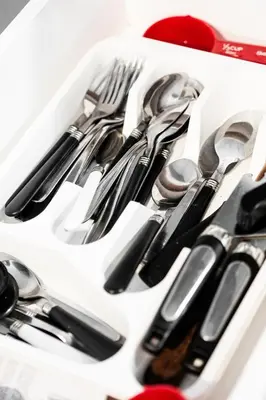 a white tray filled with forks knives and spoons at Appartement central à Montréal - À deux pas de tout in Montréal