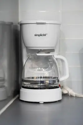 a blender sitting on top of a counter at Appartement au centre-ville in Montréal