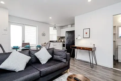 a living room with a couch and a kitchen at Séjour pratique à Montréal, proche du vieux port in Montréal