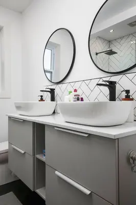 a bathroom with two sinks and a mirror at Comfort & Style in Ahuntsic in Montréal