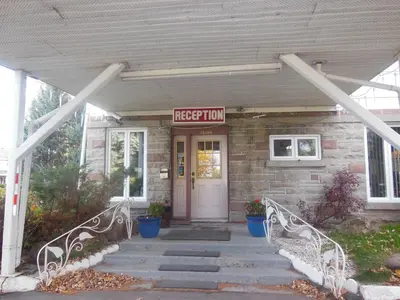 a brick building with a sign that reads reception at Motel Le Paysan in Montréal