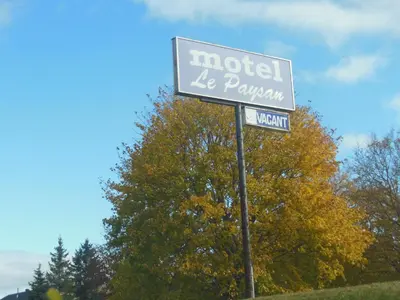 a street sign for mortel la parnswick at Motel Le Paysan in Montréal