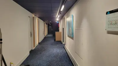 a hallway of an office building with a hallwayngthngthngthngthngthngthngth at chambre au centre ville de Montréal in Montréal