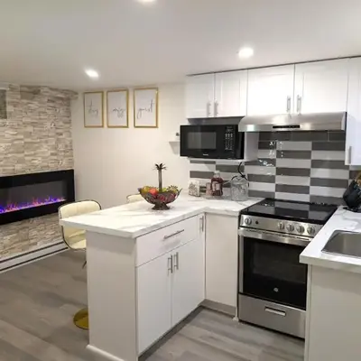 Stylish & Modern Condo - FREE Parking & EV Chargers