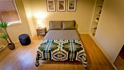 a bedroom with a bed in a room at Motel De La Gare Richmond in Richmond
