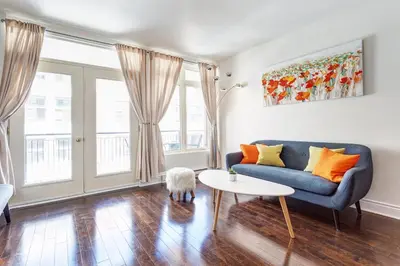 a living room with a blue couch and a table at Magnifique appartement Montréal Centre-Ville in Montréal
