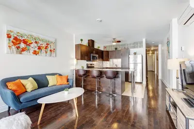 a living room with a blue couch and a table at Magnifique appartement Montréal Centre-Ville in Montréal
