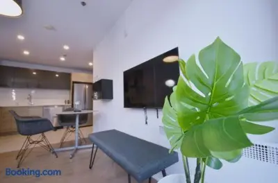 Gallery image of 102 - Romance Cozy 2BR with Patio, Gym, Parking, DT&Airport in Montréal