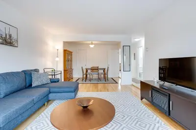 a living room with a blue couch and a table at 2CAC rénover, tranquille, près du parc, commodités et activités in Montréal