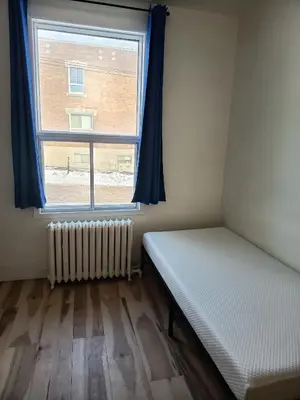 a room with a bed and a window at Iphigenie in Montréal
