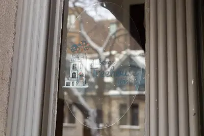 a window with a reflection of a house in it at Auberge Le Treehouse in Montréal