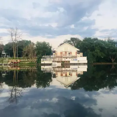 Unique Waterfront House 4 BDRs